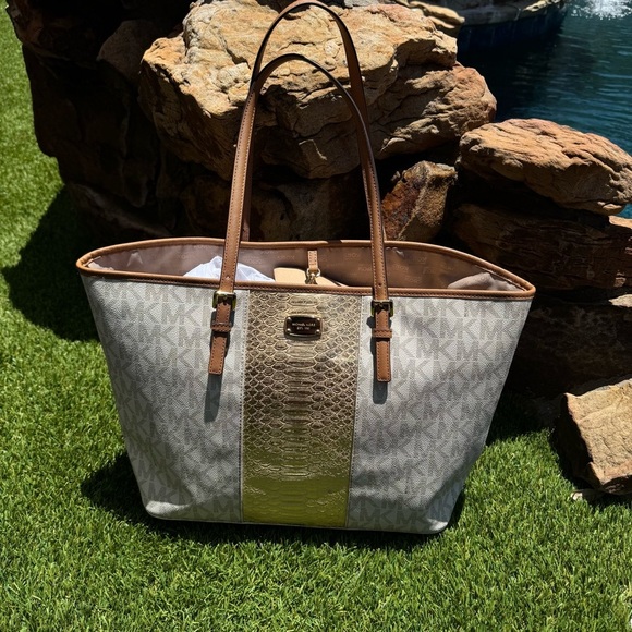 Michael Kors Met Center Stripe Carryall Tote in Vanilla/Gold - Picture 1 of 12